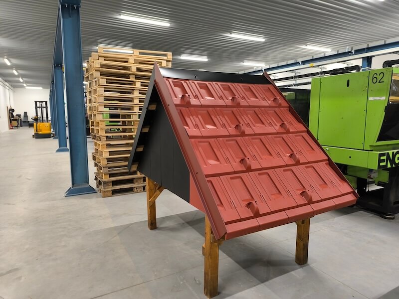 Plastová střešní krytina v červené barvě Plastová střešní krytina v červené barvě