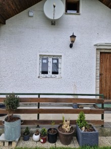 Bílé plastové okno v chatě