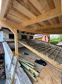 Stav před rekonstrukcí – ložnice vznikla na střeše garáže