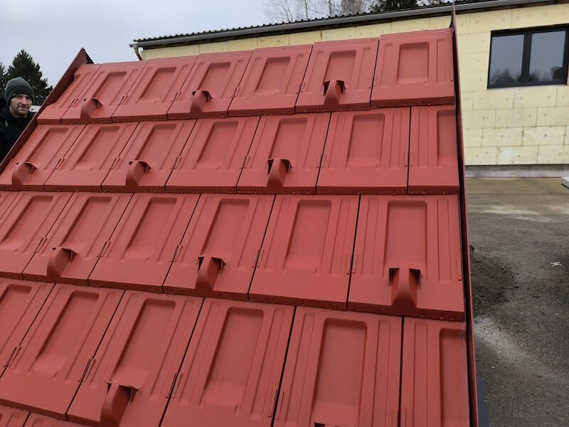 Plastová střešní krytina v cihlové červené barvě - ideální krytina na pergolu