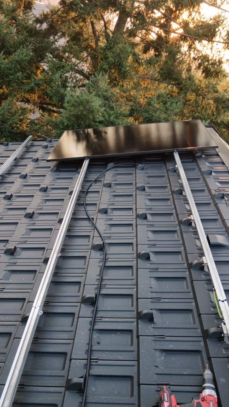 Plastová střešní krytina je připravena na montáž fotovoltaiky