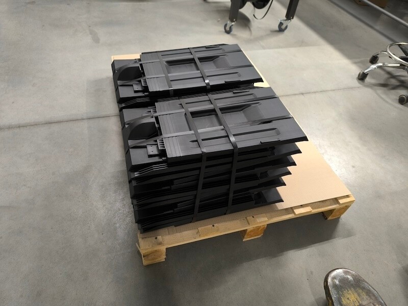 Lehká a levná střešní krytina Solar - V balení je 12 kusů tašek, a to 6 kusů rovných a 6 kusů s držákem