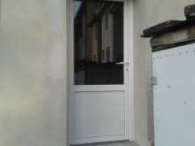 Bílé vedlejší vchodové dveře částečně prosklené