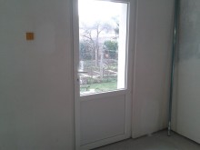 Plastové vedlejší vstupní dveře jsou z obou stran v bílé barvě