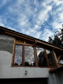 Dvě sestavy skládající se z fixního okna a balkonových dveří